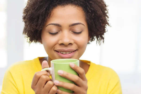 Çay bardağı içme mutlu Afrikalı-Amerikalı kadın — Stok fotoğraf