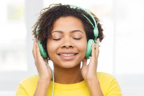 Glückliche Frau mit Kopfhörern, die Musik hört — Stockfoto