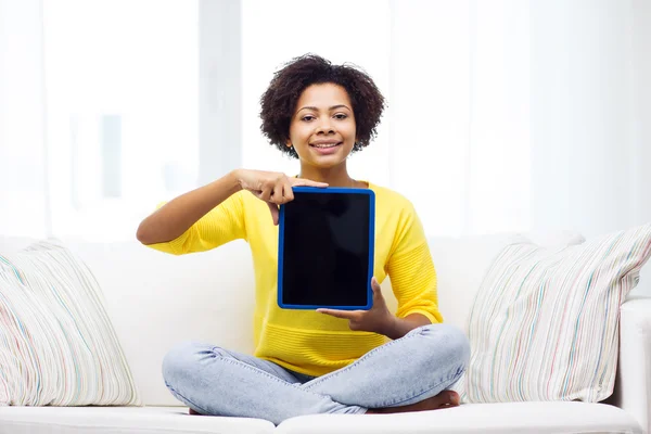 Gelukkig african american vrouw met tablet pc — Stockfoto