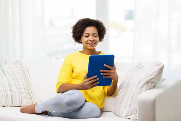 Happy afroamerikanska kvinna med TabletPC — Stockfoto