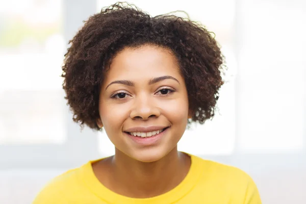 Glücklich afrikanisch-amerikanische junge Frau Gesicht — Stockfoto