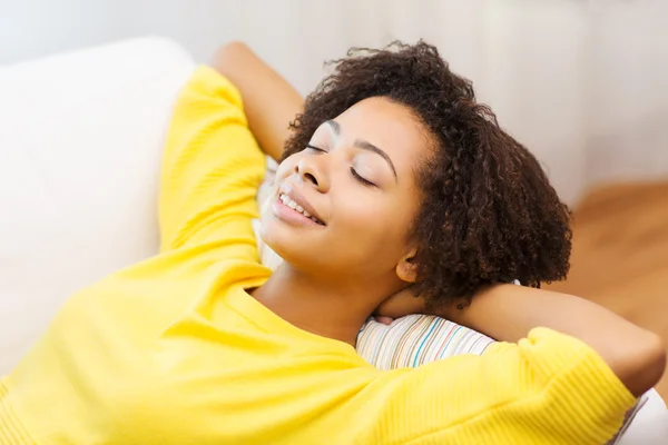 Feliz Africano jovem mulher relaxante em casa — Fotografia de Stock