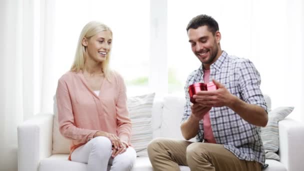 Hombre dando mujer corazón rojo en forma de caja de regalo — Vídeos de Stock