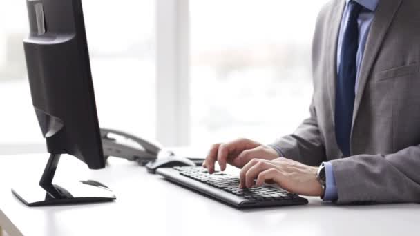 Nahaufnahme eines Geschäftsmannes mit Computer und Telefon — Stockvideo