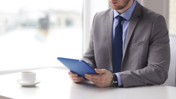 Close up of man with tablet pc drinking coffee — Stock Video