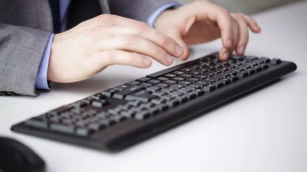Close up de mãos de homem de negócios digitando no teclado — Vídeo de Stock