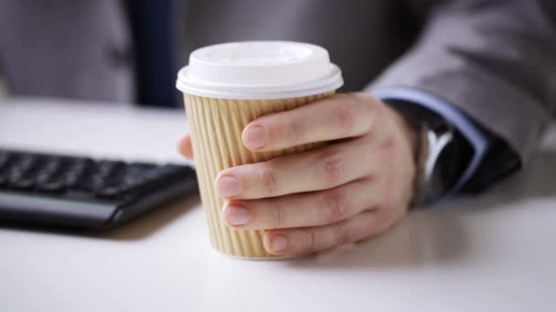 Detailní záběr podnikatel ruky s kávou pohárek — Stock video