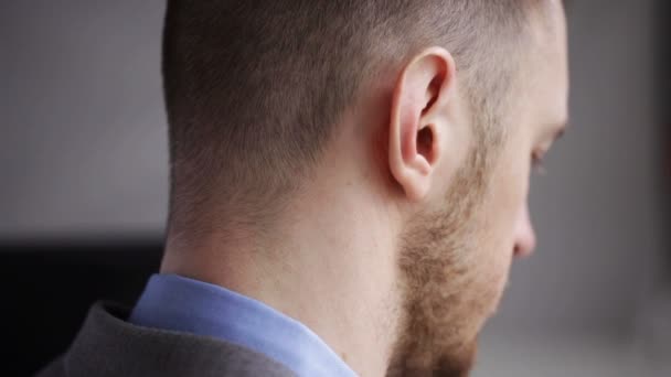 Close up de cabeça de homem de negócios chamando no smartphone — Vídeo de Stock