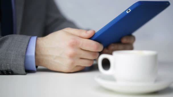 Закрыть человека с планшетным компьютером, пьющим кофе — стоковое видео