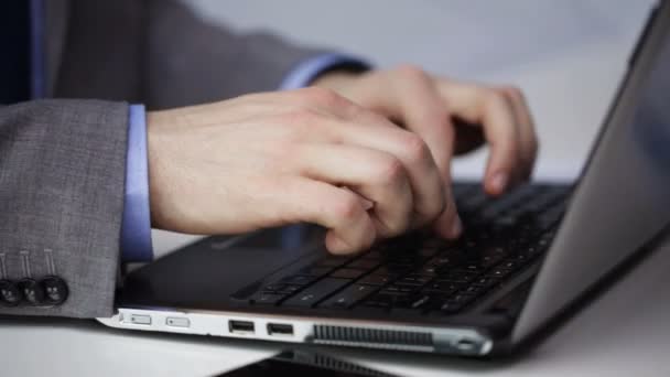 Крупным планом руки бизнесмена на ноутбуке — стоковое видео