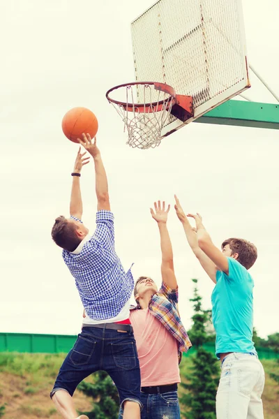 Skupina teenagerů hrát basketbal — Stock fotografie