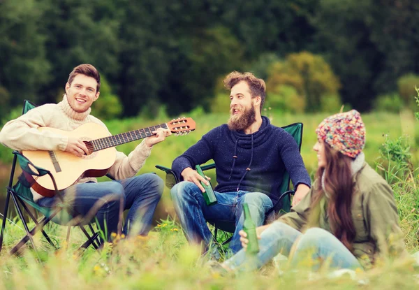 Group of tourists playing guitar in camping — Stock Photo, Image