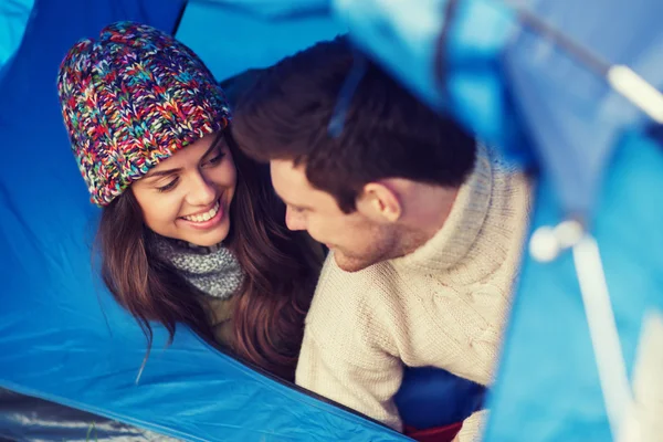 Улыбающаяся пара туристов, выглядывающих из палатки — стоковое фото