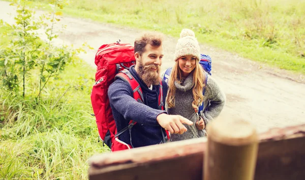 Sonriente pareja con mochilas senderismo — Foto de Stock