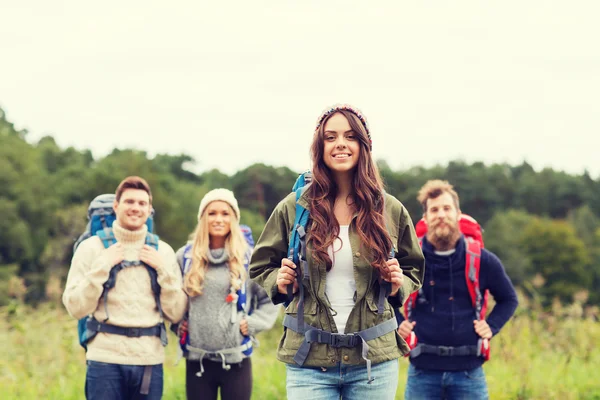 Grupo de amigos sorridentes com mochilas caminhadas — Fotografia de Stock