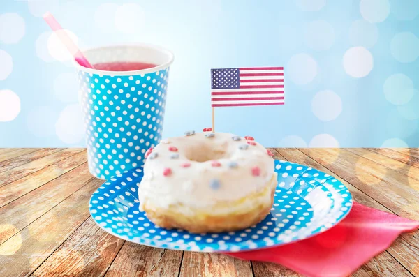 Donut with juice and american flag decoration — Stock Photo, Image