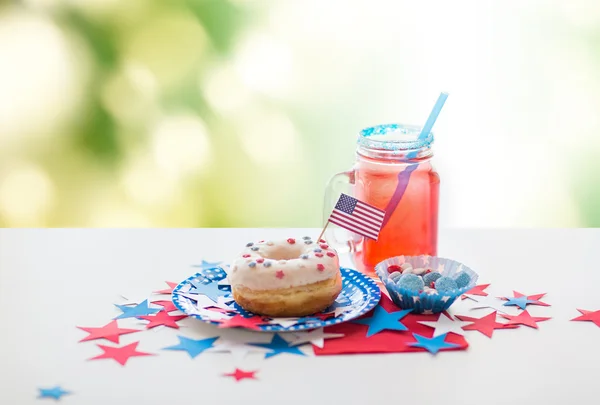 Donut with juice and candies on independence day — Stock Photo, Image