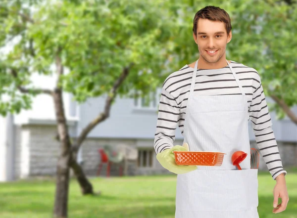 Hombre feliz o cocinar con hornear y utensilios de cocina —  Fotos de Stock