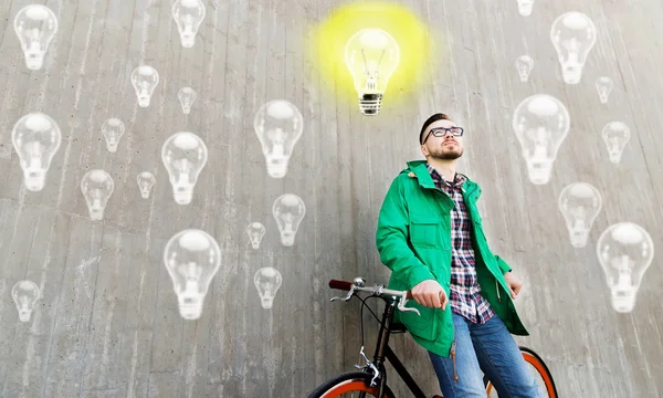 Feliz joven hipster hombre con bicicleta de engranaje fijo — Foto de Stock