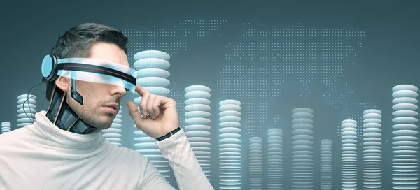 Hombre con gafas y sensores 3D futuristas — Foto de Stock