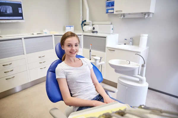 Menina paciente feliz no consultório de clínica dentária — Fotografia de Stock