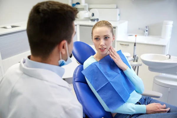 Dentista masculino com paciente mulher na clínica — Fotografia de Stock