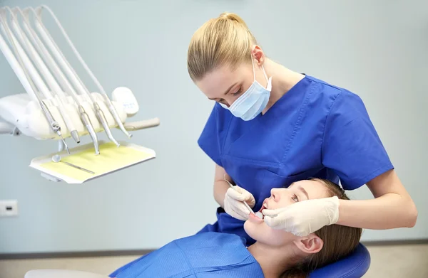 Kobiece dentysta kontroli zębów pacjenta dziewczyna Zdjęcia Stockowe bez tantiem