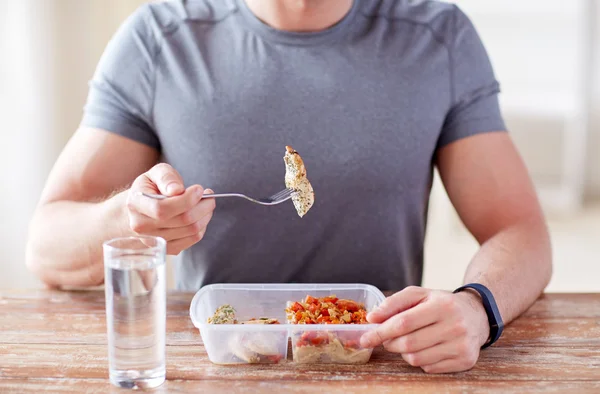 Close up de homem com garfo e água comendo comida — Fotografia de Stock