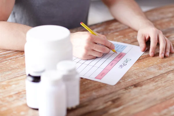 Nahaufnahme des Menschen mit Proteingläsern und Diätplan — Stockfoto