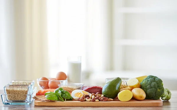 Close-up de diferentes itens alimentares na mesa — Fotografia de Stock