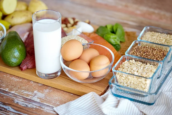 Primo piano di diversi prodotti alimentari in tavola — Foto Stock