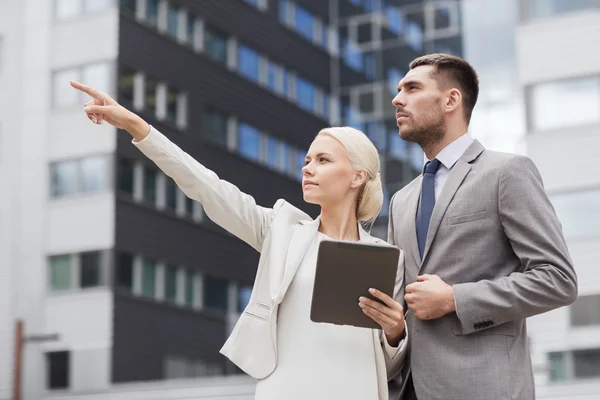 Hombres de negocios serios con la tableta PC al aire libre — Foto de Stock