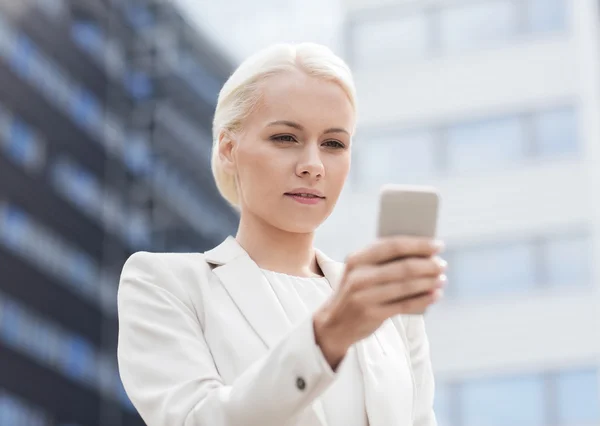 Seriöse Geschäftsfrau mit Smartphone im Freien — Stockfoto