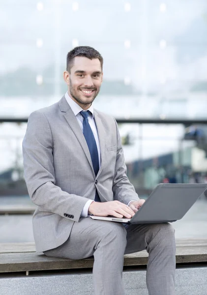Usmíval se podnikatel s notebooku venku — Stock fotografie