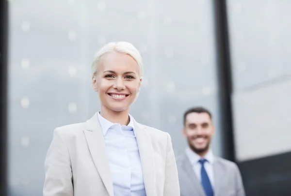 Primer plano de hombres de negocios sonrientes — Foto de Stock