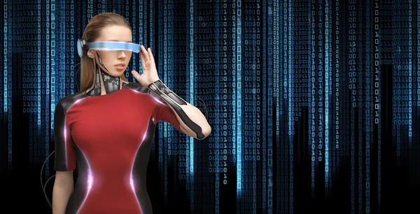 Kvinna med futuristiska glasögon och sensorer — Stockfoto
