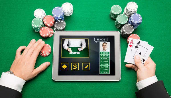 Jugador de casino con tarjetas, tableta PC y fichas —  Fotos de Stock