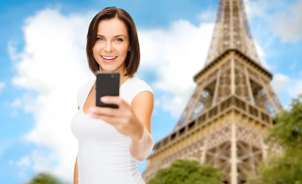 Mulher tomando selfie com smartphone em paris — Fotografia de Stock