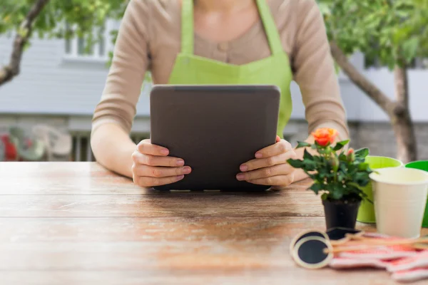 Närbild på kvinna eller trädgårdsmästare hålla TabletPC — Stockfoto