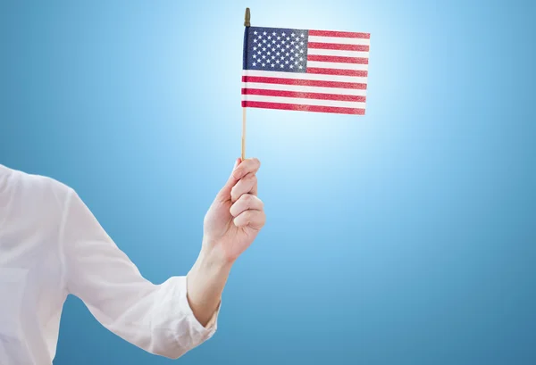 Close up de mulher segurando bandeira americana na mão — Fotografia de Stock