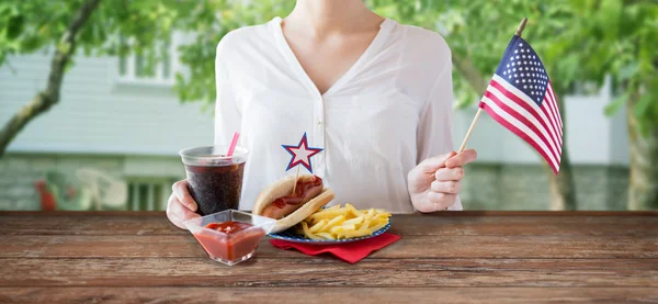 Vrouw vieren Amerikaanse onafhankelijkheidsdag — Stockfoto