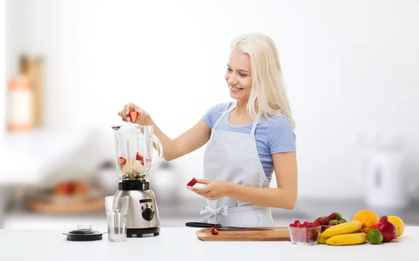 Lachende vrouw met blender voorbereiding schudden — Stockfoto