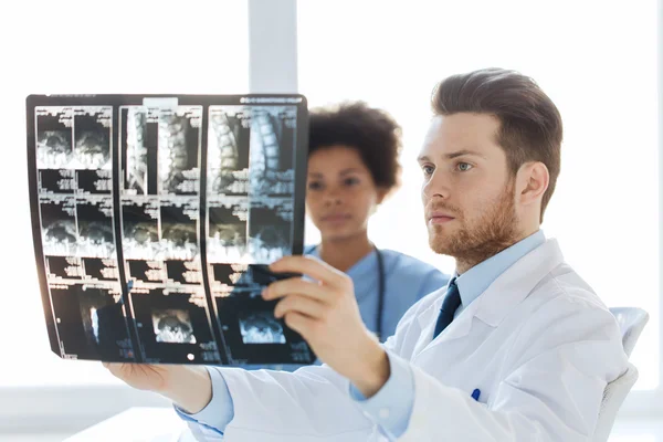 Doctor y enfermera que buscan rayos X en el hospital — Foto de Stock