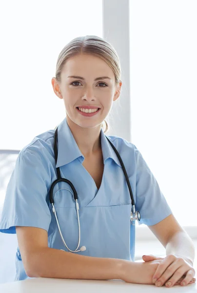 Médico o enfermera feliz con portapapeles en el hospital — Foto de Stock