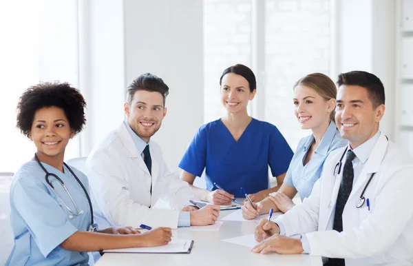 Grupo de médicos felices reunidos en la oficina del hospital —  Fotos de Stock