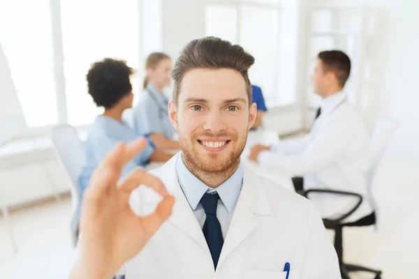 Zufriedener Arzt über Gruppe von Sanitätern im Krankenhaus — Stockfoto