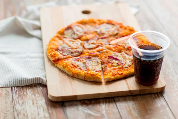 Primer plano de pizza con cola de coca en la mesa — Foto de Stock