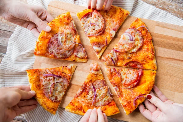 Primer plano de manos y pizza casera — Foto de Stock