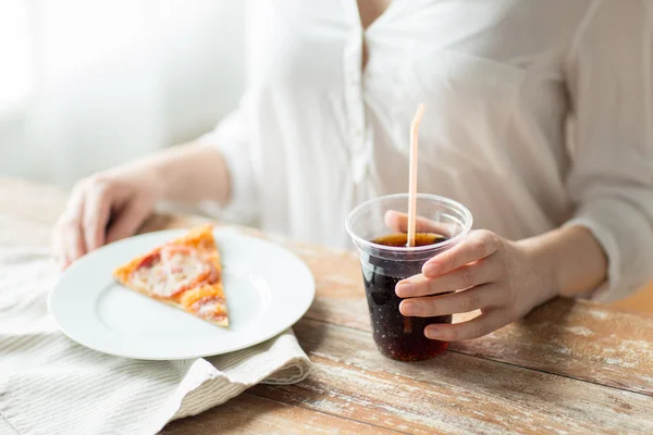 Närbild på kvinna med pizza och coca Coladryck — Stockfoto