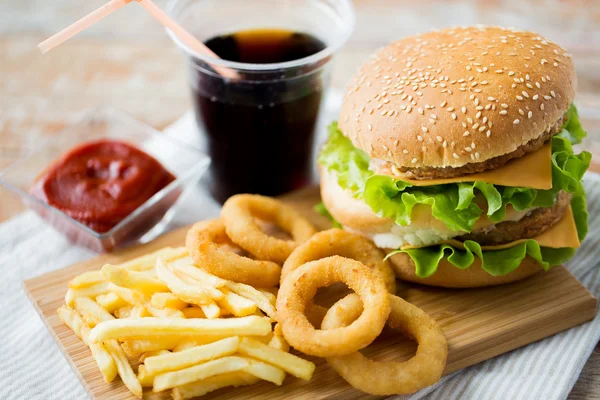 Close up van fastfood snacks en drinken op tafel — Stockfoto